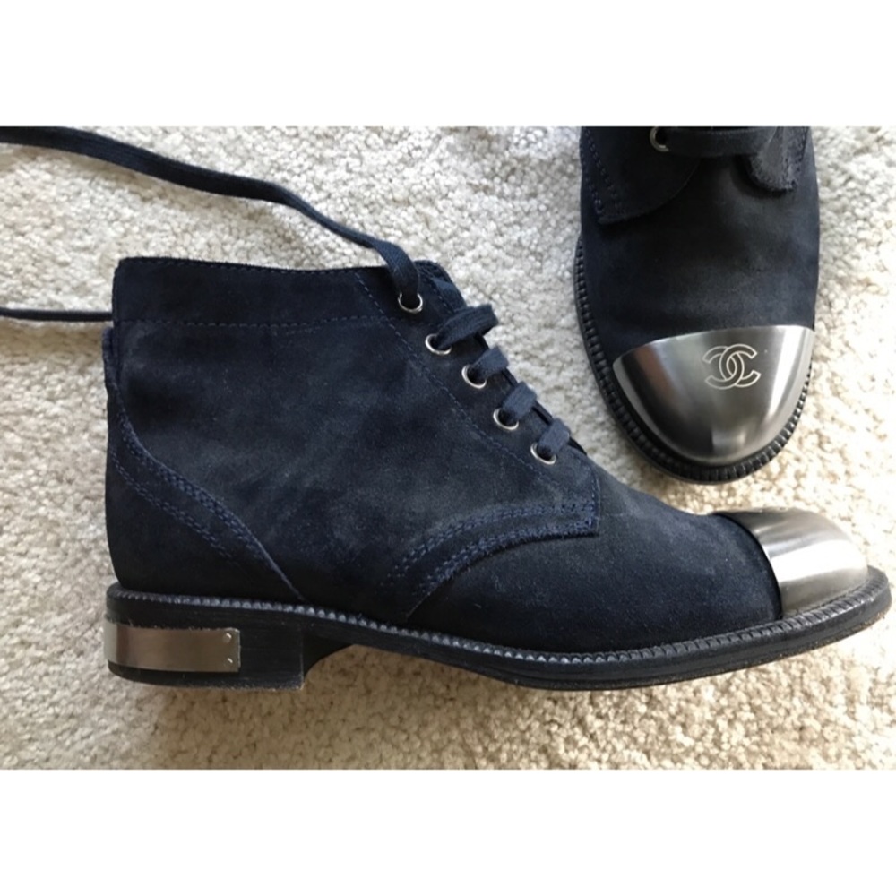 ⬇️⬇️⬇️ CHANEL Navy Lace Up Suede Boots - Picture 5 of 8